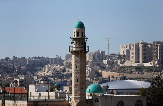 Minarete de una mezquita en un barrio árabe de Jerusalén. 