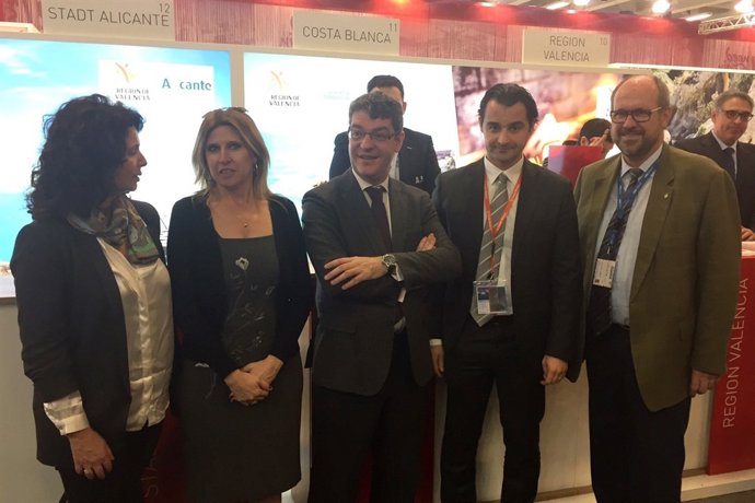 El ministro Alvaro Nadal, en el centro, entre Eva Montesinos y Eduardo Dolón 