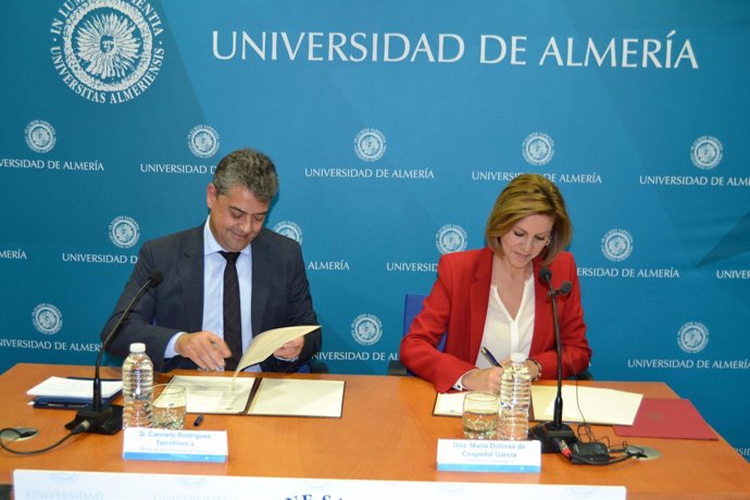 Cospedal firma un convenio con la Universidad de Almería