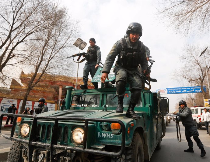 Las fuerzas de seguridad afganas acuden al hospital atacado en Kabul.