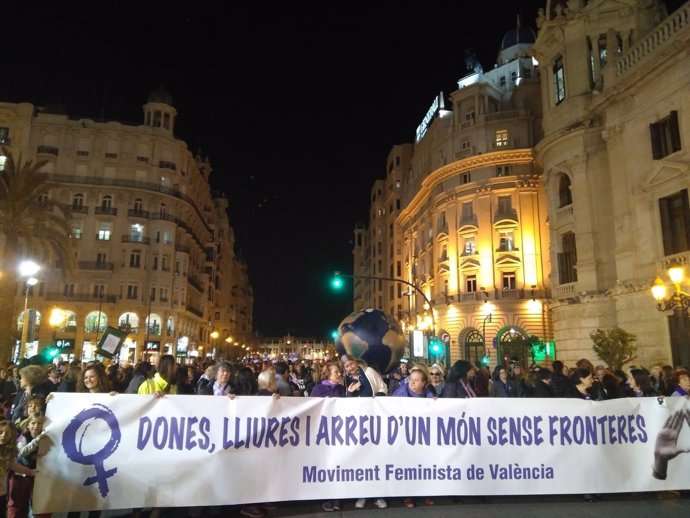 Manifestación multitudinaria en València por el Día Internacional de la Mujer
