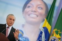 Temer subraya la relevancia de la mujer por su capacidad de ver los "desajustes de precios en el supermercado"