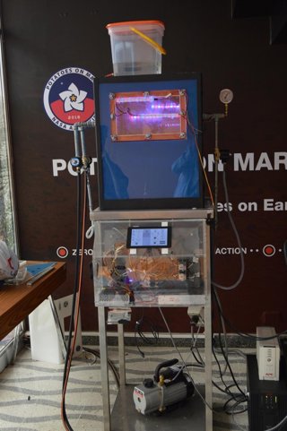 Cubesat sellado con ambiente marciano y patatas en su interior