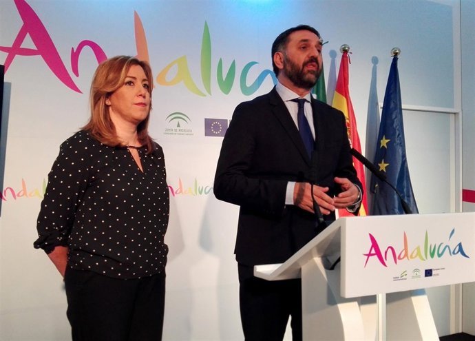 Susana Díaz, junto al consejero de Turismo, en la ITB de Berlín