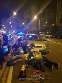 Sucesos.- Rescatado en Los Remedios un perro atrapado en los bajos de un coche tras ser atropellado