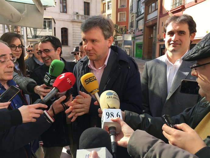 El alcalde de Burgos, Javier Lacalle, atiende a los medios de comunicación