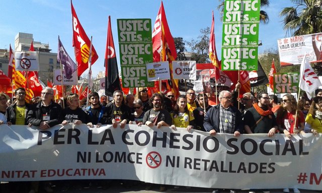 Estudiantes se manifiestan en Barcelona contra la Lomce