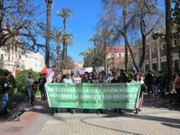 Varios centenares de estudiantes protestan en Badajoz contra la LOMCE