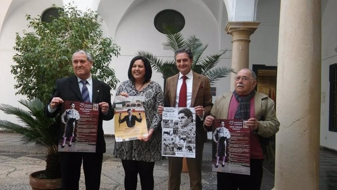 Amo y 'Chiquilín' (centro), en la presentación de los actos