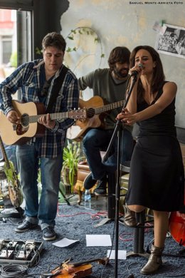 Cristina Gestido junto a integrantes de su banda. 