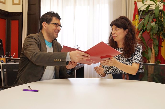Los concejales Alberto Bustos y Ana Redondo firman el convenio