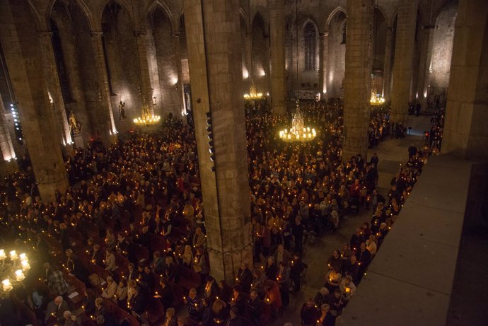 Más de 2.000 personas en un memorial religioso en recuerdo a los difuntos