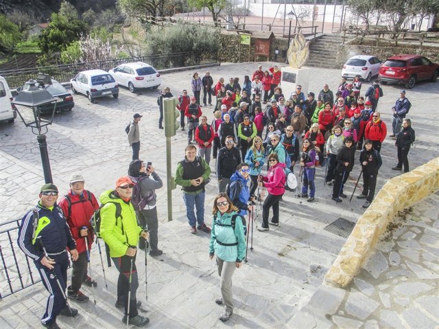 Un total de 81 senderistas han disfrutado de la primera ruta del programa.