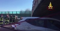 Dos muertos y dos heridos por el derrumbe de un puente sobre una autopista en Italia