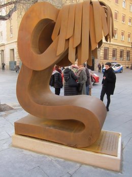 Escultura 'Víctima' sobre violencia machista, de Fernando Clavo