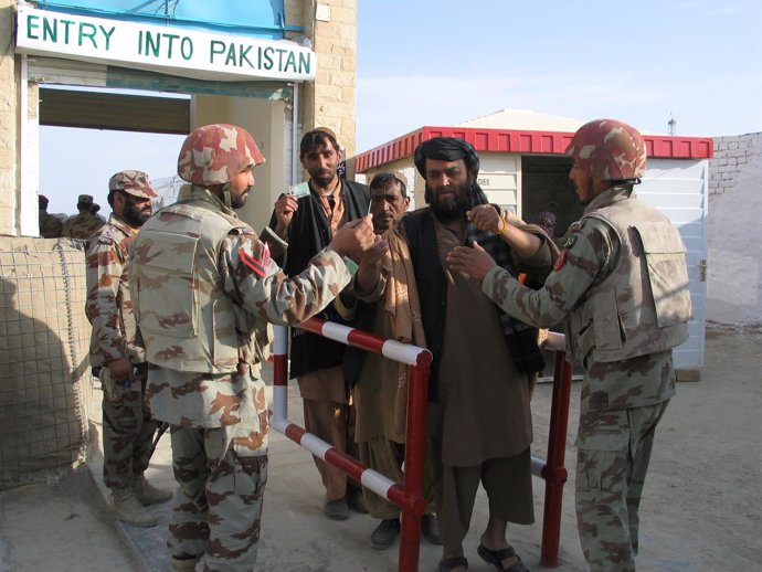 Soldados paquistaníes en el paso fronterizo con Afganistán