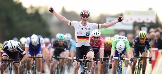 Greipel levanta los brazos en la meta