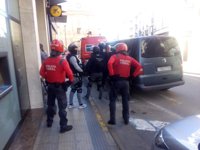 La Policía Foral reduce a un hombre que amenazaba con tirarse de un alfeizar en Peralta