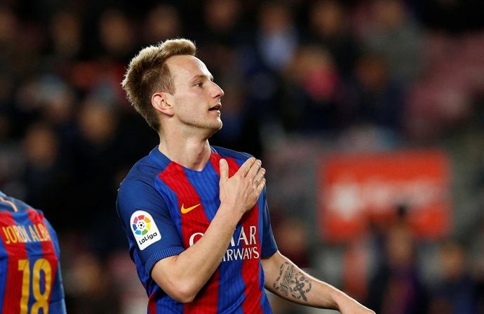 Rakitic renueva con el Barcelona hasta 2021