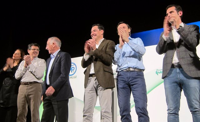 En el centro, el líder del PP-A, Juanma Moreno