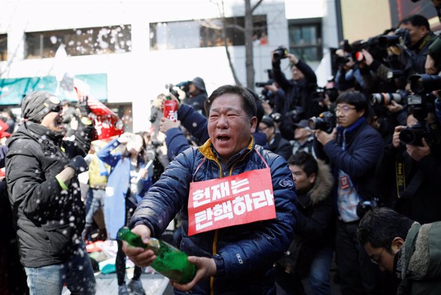Gente celebra la destitución de Park Geun Hye