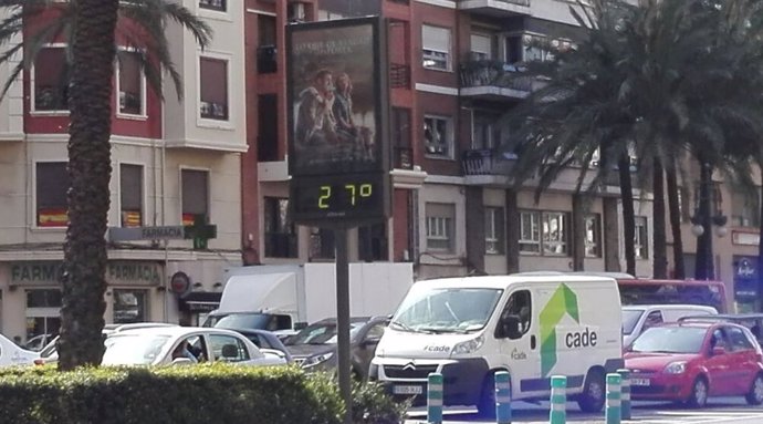 Termómetro en el centro de València que marca 27 grados