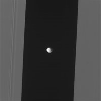 ¿Ravioli espacial? No.  Es la luna Pan de Saturno