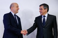 Juppé ofrece su apoyo a Fillon y asegura que "no deja el barco en medio de la tempestad"