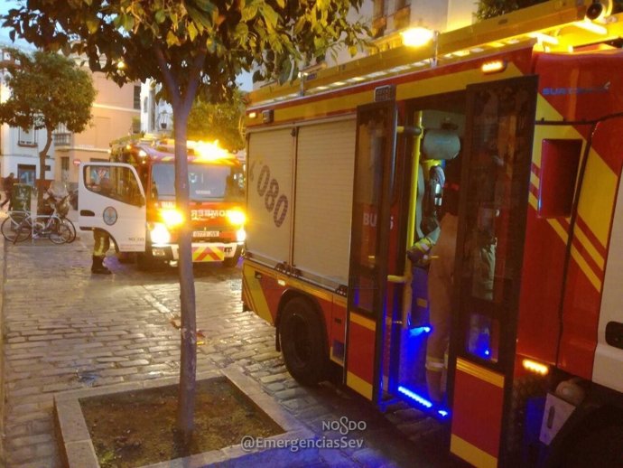 Actuación de los bomberos en la calle Cruz Verde.