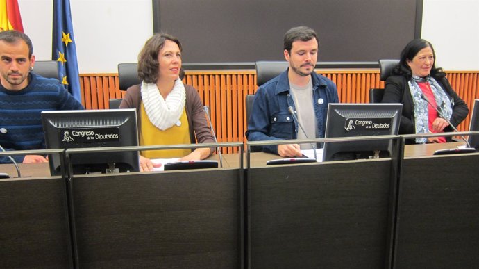 Alberto Garzón, en el Congreso, con la familia de García Caparrós