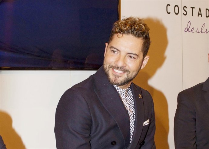 David Bisbal de lo más tierno y divertido con un perrito en Los Ángeles