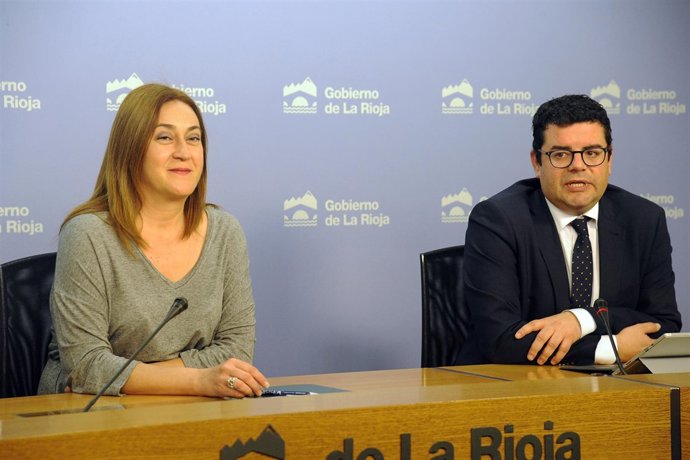 Begoña Martínez Arregui y Alfonso Domínguez, en la rueda del Consejo