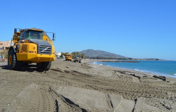Maquinaria trabaja en las playas de Vera