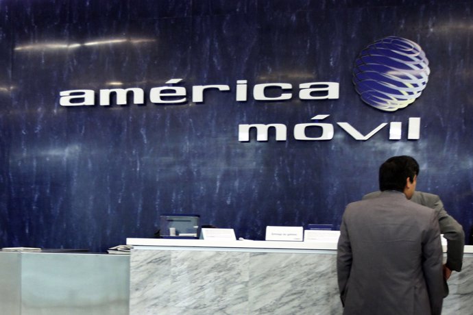 El logo de América Móvil en la recepción de su casa matriz en Ciudad de México