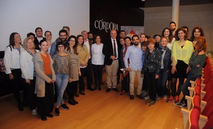 El presidente de la Diputación y la alcaldesa de Córdoba, junto a los jóvenes