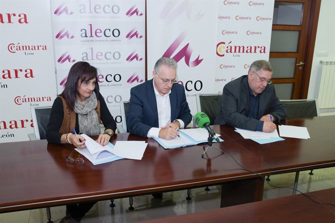 León.- Un momento de la firma del convenio