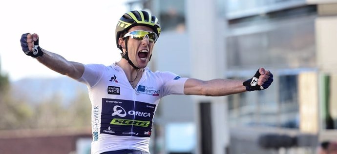 Simon Yates celebra su triunfo