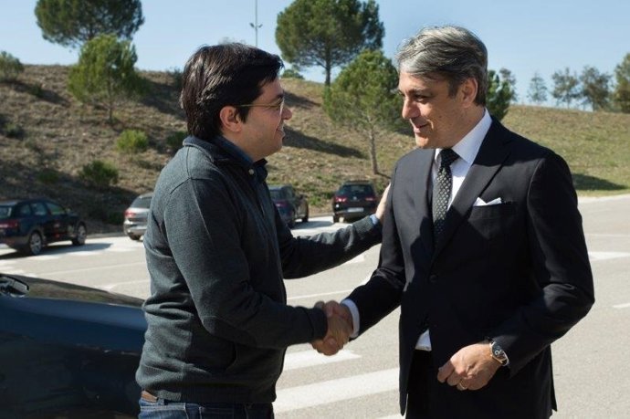El tinent d'alcalde de Barcelona G.Pisarello i el pres. De Seat L. De Meo