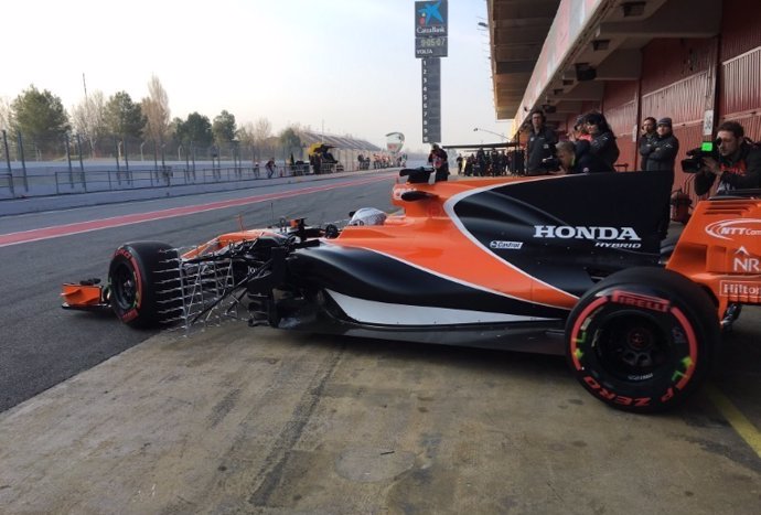 Fernando Alonso estrena el MCL32 en Montmeló