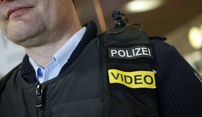Policía alemán con cámara de vídeo