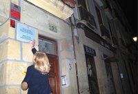 Covite coloca en Bilbao y San Sebastián 62 placas en recuerdo de 86 víctimas del terrorismo