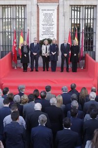 Cifuentes y Carmena depositan una corona de laurel en Sol ante la placa que recuerda a las víctimas del 11M