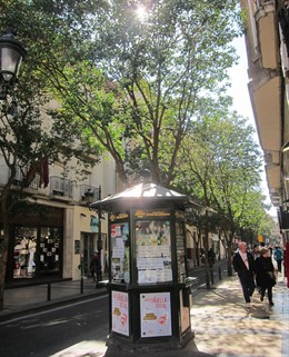 Kiosco de la ONCE en una calle con sol