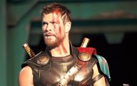 ¿Por qué Thor pierde su melena y su martillo en Ragnarok?