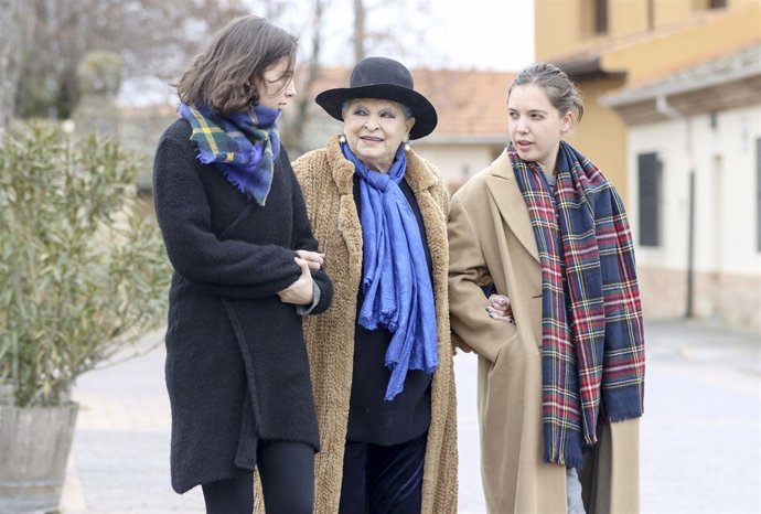 LUCÍA BOSÉ CON SUS NIETAS