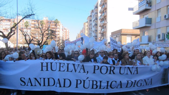 Manifestación en Huelva por una sanidad pública digna.