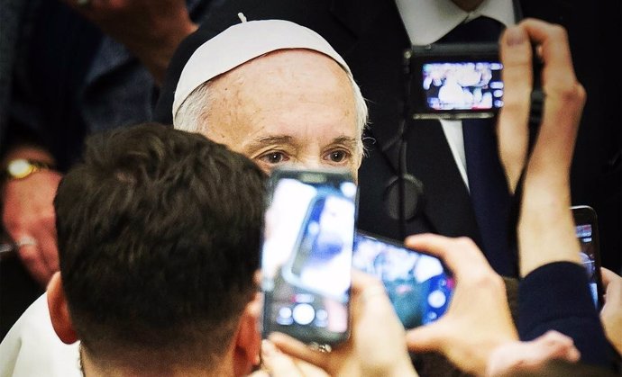 El Papa Francisco, fotografiado por los fieles durante una audiencia