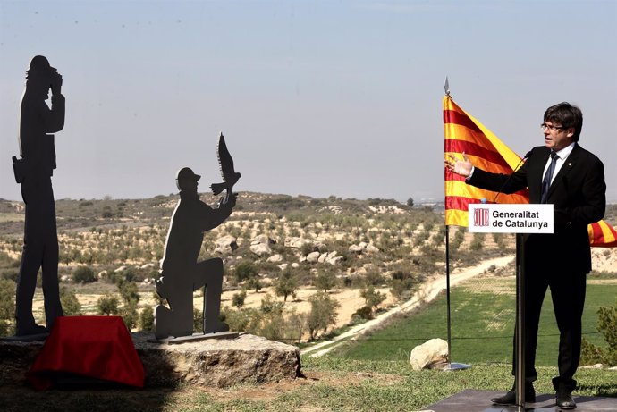 El presidente Carles Puigdemont en el homenaje a dos agentes rurales asesinados