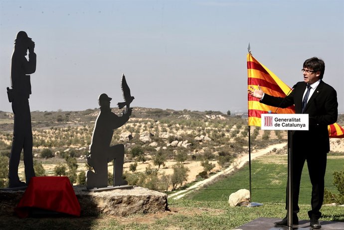 El president  Carles Puigdemont en l'homenatge a dos agents rurals assassinats
