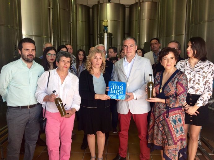 Bendodo entrega la placa Sabor a Málaga a la empresa Aceites el Niño 